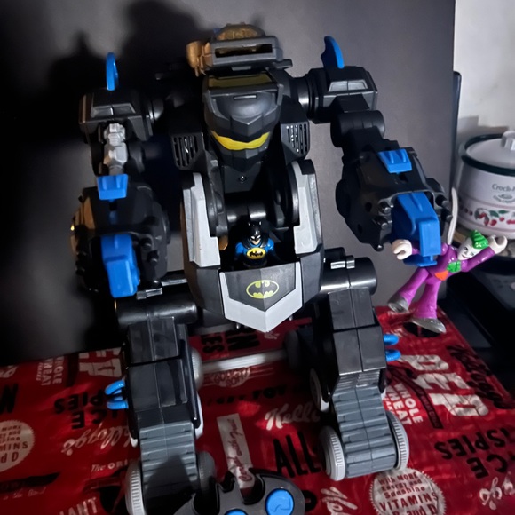 Remote controlled transforming Batman robot for the DC Super Friends Imaginext - Picture 6 of 7